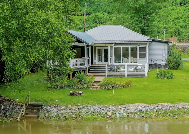 McCaysville River House Rental Cabin