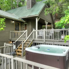 Cabin in Blue Ridge: Hot Tub|Fire Pit|Fooseball