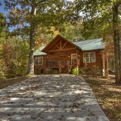 Campbell's Cozy Cabin- Fire Pit, Hot Tub, Grill