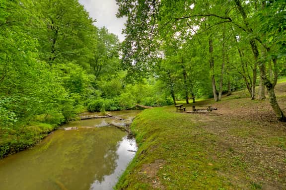 Sugar Creek Retreat-Hot Tub,Creek Front,Pool Table - Image 2