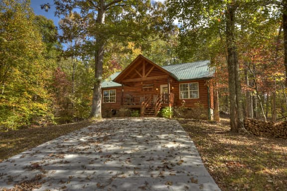 Campbell's Cozy Cabin- Fire Pit, Hot Tub, Grill - Image 1