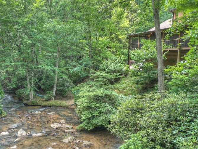 Mountain community cabin in North Georgia