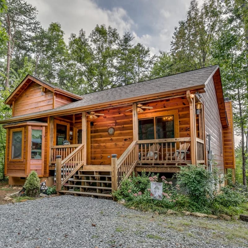 Dogwood Cabin- Hot Tub, Outdoor Fireplace, Grill